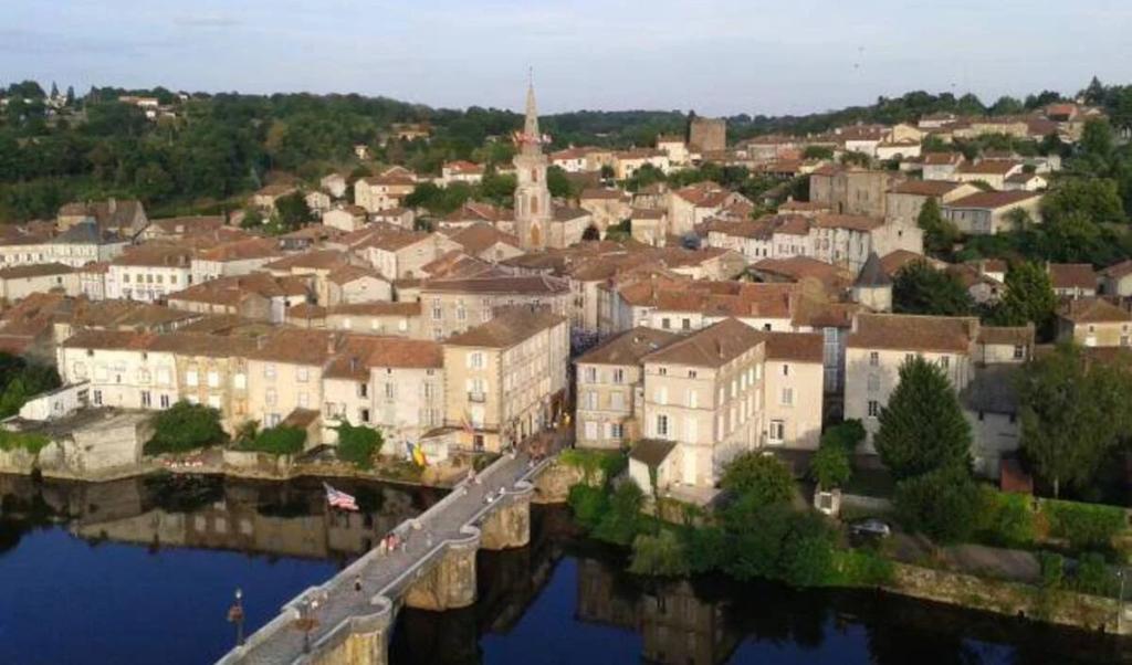 Vente Vente Immeuble Confolens - Réf. 9699  - Mandataire immobilier Amaury Schuster - image 1