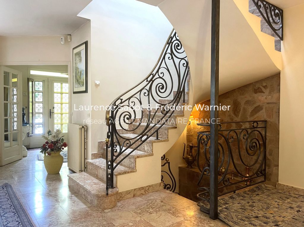 Maison 215.9 m²
